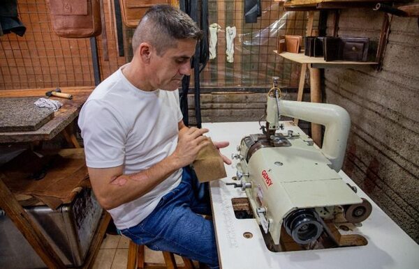 ¡Oportunidad para la reinserción! PPL vende sus artículos de cuero en el Cereso de Encarnación