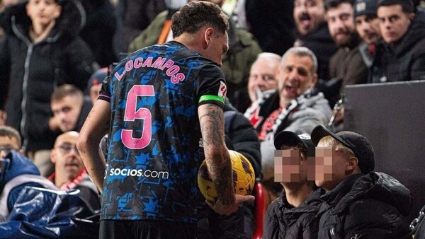 Será multado por tocarle la cola a jugador desde la primera fila del estadio