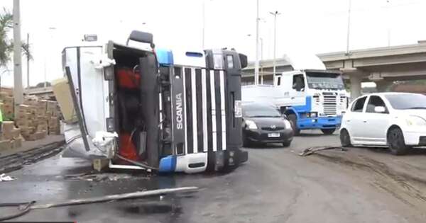 La Nación / Vuelco de camión generó congestión en la rotonda de desvío a Remanso