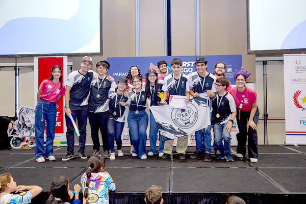 Esteños se alzan con cuatro de los seis premios en competencia de robótica - La Clave