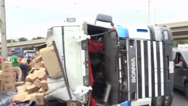 Vuelca camión repleto de mercaderías en Mariano Roque Alonso