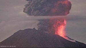 La impactante explosión del volcán Sakurajima de Japón que expulsó una columna de humo de unos 5.000 metros de altura
