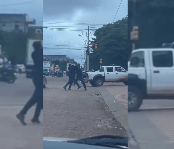 Delivery a trompadas con agentes de tránsito en plena vía pública