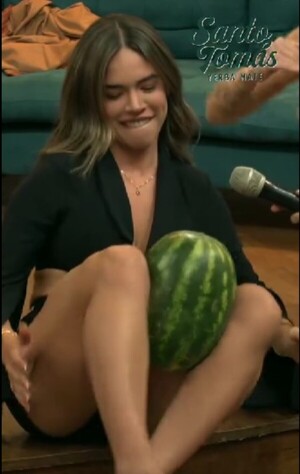 (VIDEO) ¡Influencer partió una sandía con sus piernas!