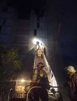 Continúa ardiendo el edificio en Ciudad del Este - La Tribuna