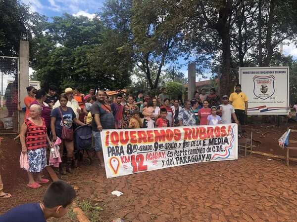 Padres piden rubros para escuela y alertan que 100 alumnos quedarían a la deriva - ABC en el Este - ABC Color