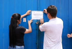 Clausuran fábrica textil de CDE que contamina arroyo