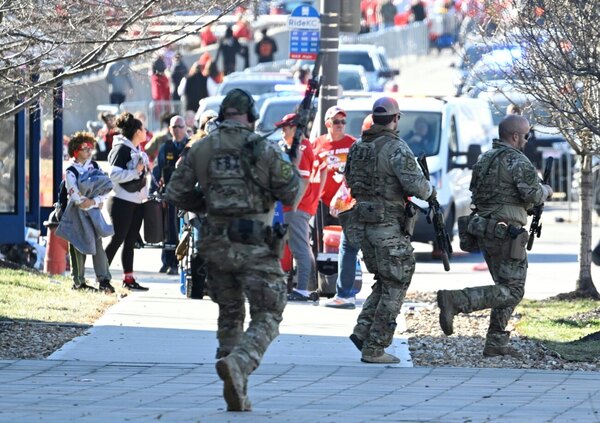 Versus / Un muerto y nueve heridos en tiroteo en el desfile del Super Bowl en EEUU