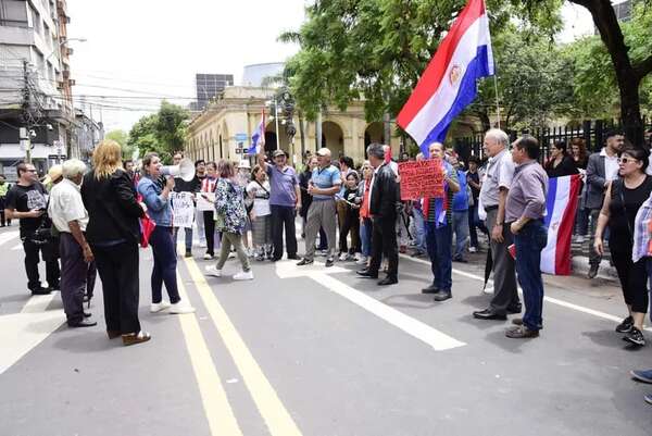 Expulsión de Kattya: ciudadanos indignados convocan a protesta para este jueves - Política - ABC Color