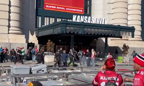 (VIDEO) Tiroteo dejó un muerto en medio de festejo por el Super Bowl en Estados Unidos