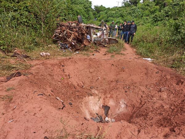 Bomba de alta potencia fue utilizada para destrozo de camioneta