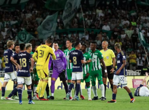 Versus / ¡Insólito! En su tercer partido con Atlético Nacional, "Kili" Rojas fue expulsado por pelearse con un rival