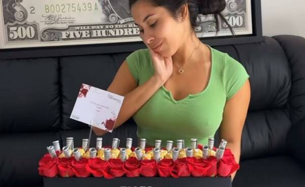 La "Madrina del Olimpia" recibió una caja de chocolates con dólares y flores