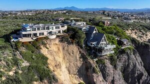 Intensas lluvias dejaron casas al borde del precipicio en California