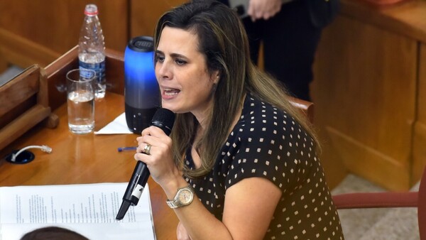Cartistas y sus satélites consuman golpe parlamentario contra Kattya