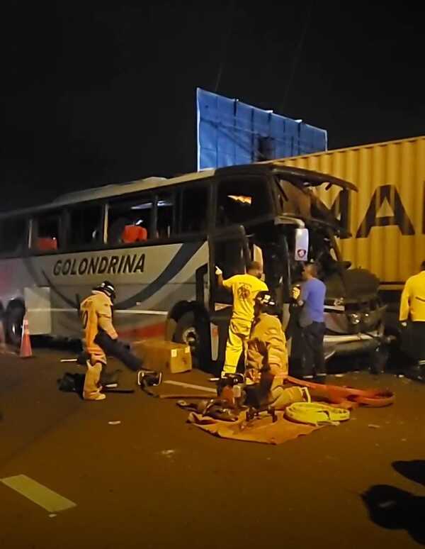 Ypacaraí: choque entre bus y camión de gran porte deja 13 heridos | 1000 Noticias
