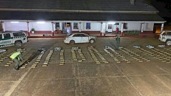 Vehículo paraguayo sufrió percance en Argentina: llevaba más de 200 kilos de marihuana