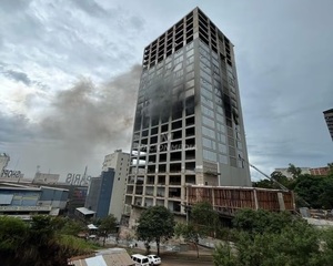 Bomberos siguen trabajo de extinción de incendio en céntrico edificio de CDE - ADN Digital