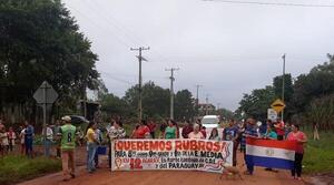 Padres cierran ruta para exigir rubros en una escuela del km 12 de CDE - La Clave