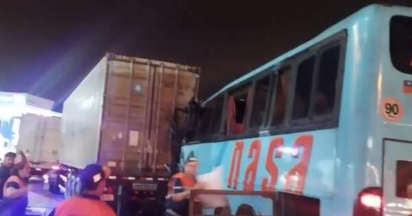 La Nación / Choque entre bus y camión en Ypacaraí deja 13 heridos