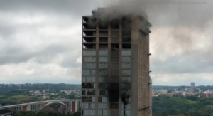 Ciudad del Este: A cuatro días del incendio, bomberos siguen combatiendo las llamas en edificio