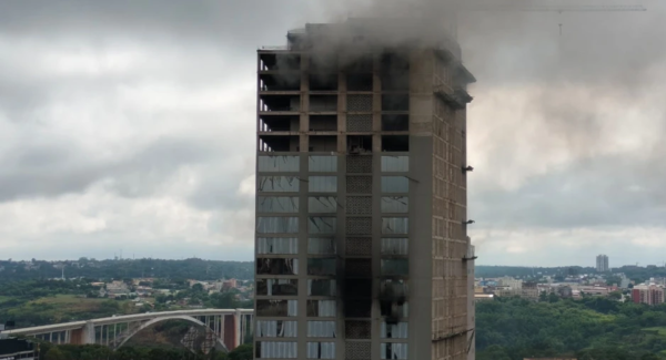 Ciudad del Este: A cuatro días del incendio, bomberos siguen combatiendo las llamas en edificio