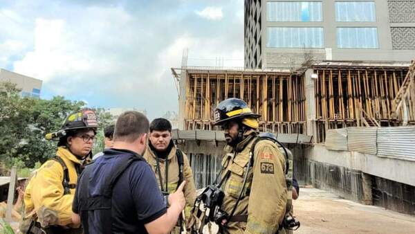 Ciudad del Este: A cuatro días del incendio en edificio, bomberos siguen tratando de controlarlo