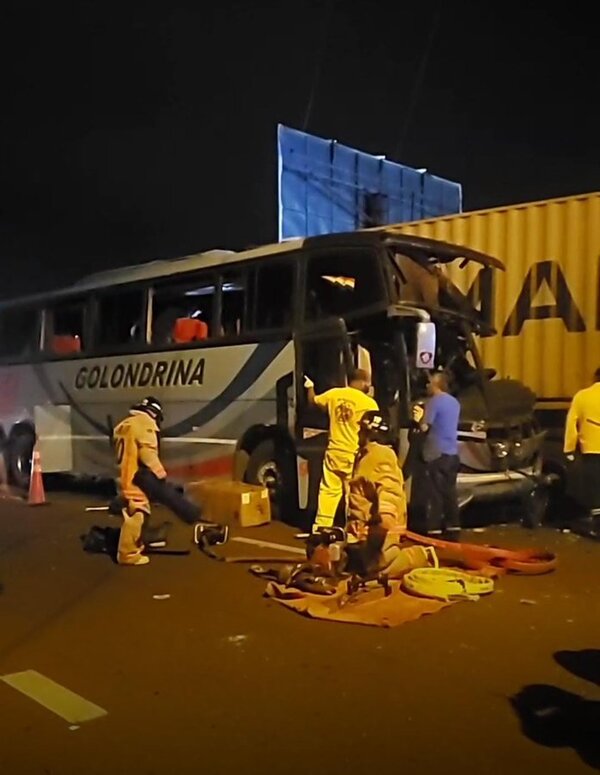 Ypacaraí: choque entre bus y camión de gran porte deja 13 heridos