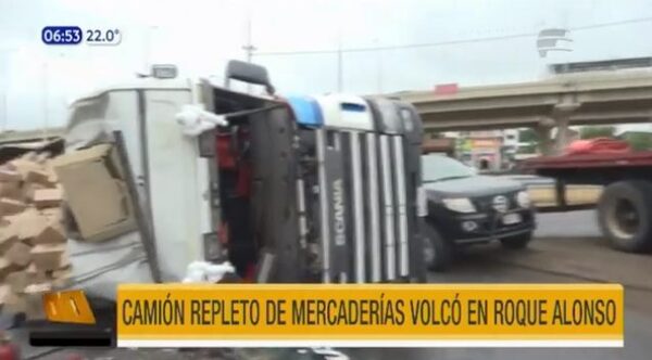 Camión repleto de mercaderías volcó en Roque Alonso | Telefuturo