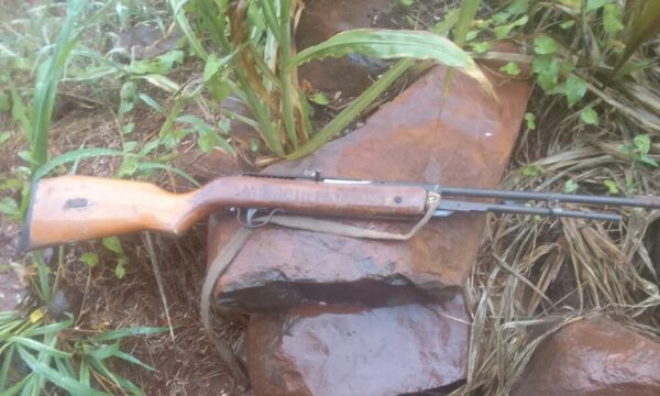 Adolescente agarró rifle, se cayó y se disparó en los “huevos”