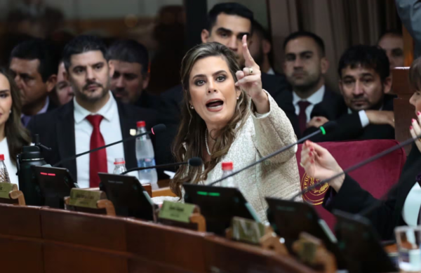 Senadores cartistas, liberales afines a HC y otros expulsaron a Kattya González - PDS RADIO Y TV