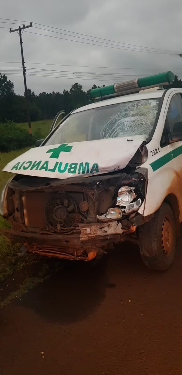 MUEREN DOS HOMBRES TRAS EMBESTIR CONTRA UNA AMBULANCIA