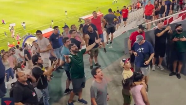 Insólito: Hinchas de Cerro Porteño insultan a Óscar Romero