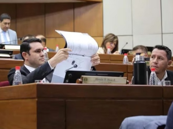Senado aprueba quitar fueros al cartista Rivas ante causa por título falso