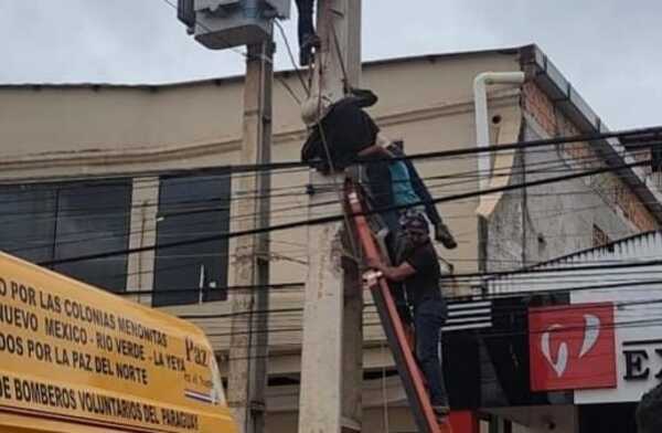 UN HOMBRE RECIBIO UNA DESCARGA ELÉCTRICA MIENTRAS TRABAJABA POR UNA COLUMNA - La Voz del Norte