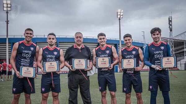 Cerro rinde homenaje a canteranos campeones y a Carlos Jara Saguier