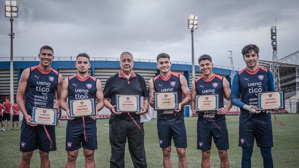 Cerro rinde homenaje a canteranos campeones y a Carlos Jara Saguier