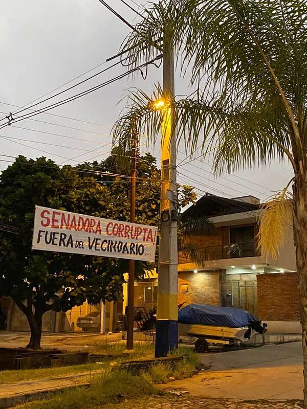 Zenaida, escrachada por sus vecinos: “¡Senadora corrupta, fuera del vecindario! - Política - ABC Color