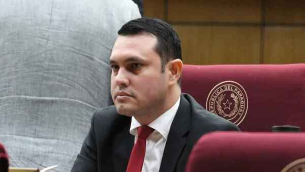 Aprueban desafuero de Rivas, investigado por título falso