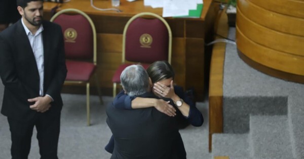 Iramain juró en el Senado y Kattya le negó el saludo a Bachi