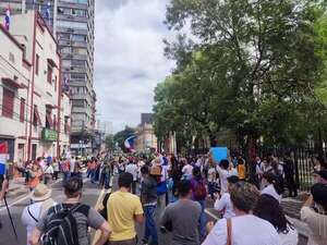 Ciudadanía se aglutina frente al Congreso para protestar contra atropello cartista - Política - ABC Color
