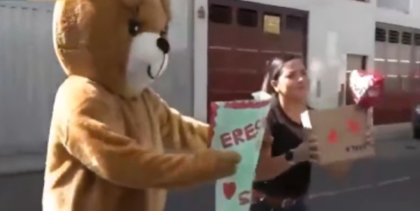 Vestidos de osos de peluche por San Valentín, policías capturaron a mujeres traficantes