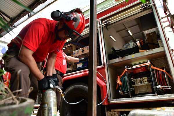 Historia de bomberos combatiendo el fuego desde hace cuatro días en Ciudad del Este - .::Agencia IP::.