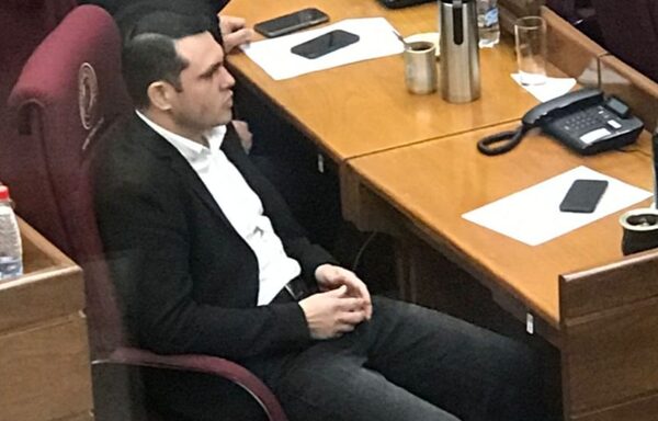 Tras ser desaforado, juez admite imputación contra Hernán Rivas