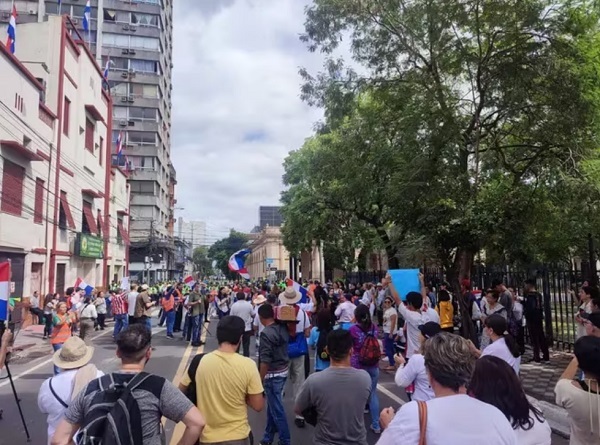 Ciudadanía protesta frente al Congreso por nepotismo y atropellos