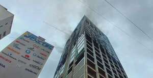 Incendio en edificio de Ciudad del Este: persisten focos de fuego en algunos pisos - ABC en el Este - ABC Color