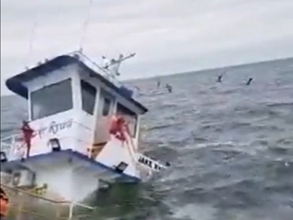 Remolcador de hundió en el Paraná: dramático rescate de nueve ocupantes de la nave - La Tribuna