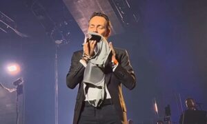 (VIDEO)¡En pleno concierto, Marc Anthony besó corpiño de otra!
