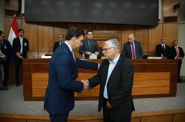 Iramain juró en el Senado y Kattya le negó el saludo a Bachi - Radio Imperio 106.7 FM