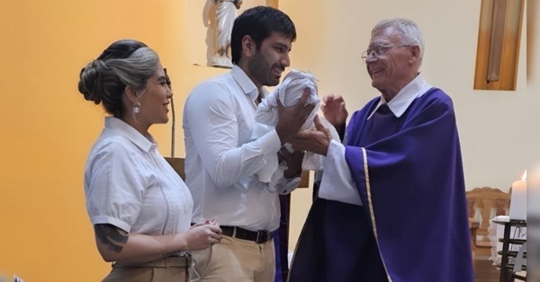 Maga Caballero y Osvaldo Fretes presentaron ante la iglesia a su hija - EPA